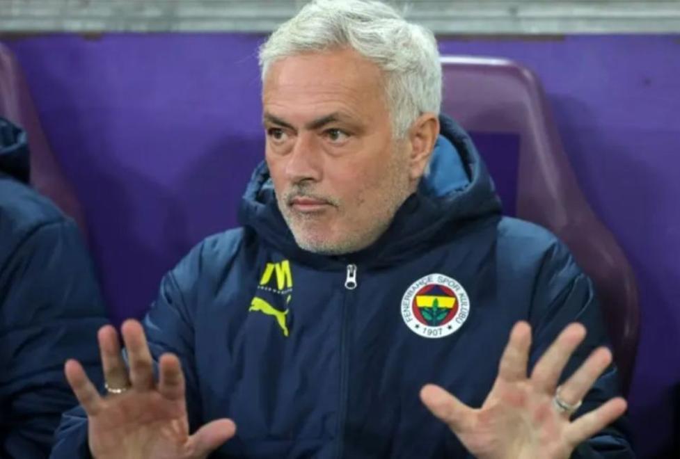 球队主帅因战术问题受到球迷质疑 球队主帅因战术问题受到球迷质疑