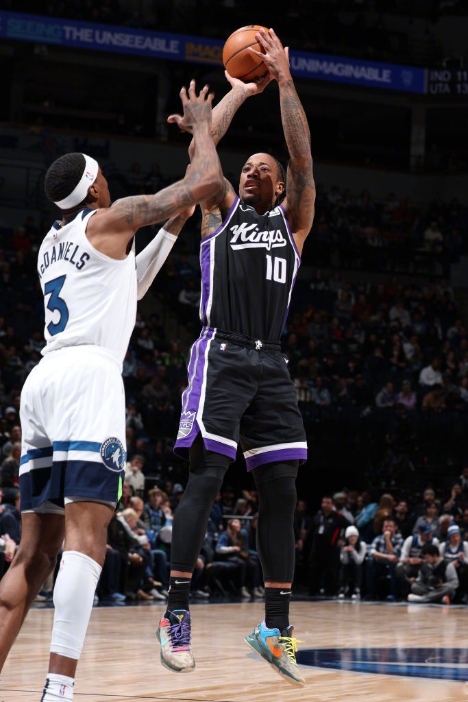 马刺擒太阳,德罗赞砍下30+10 马刺擒太阳,德罗赞砍下30+10