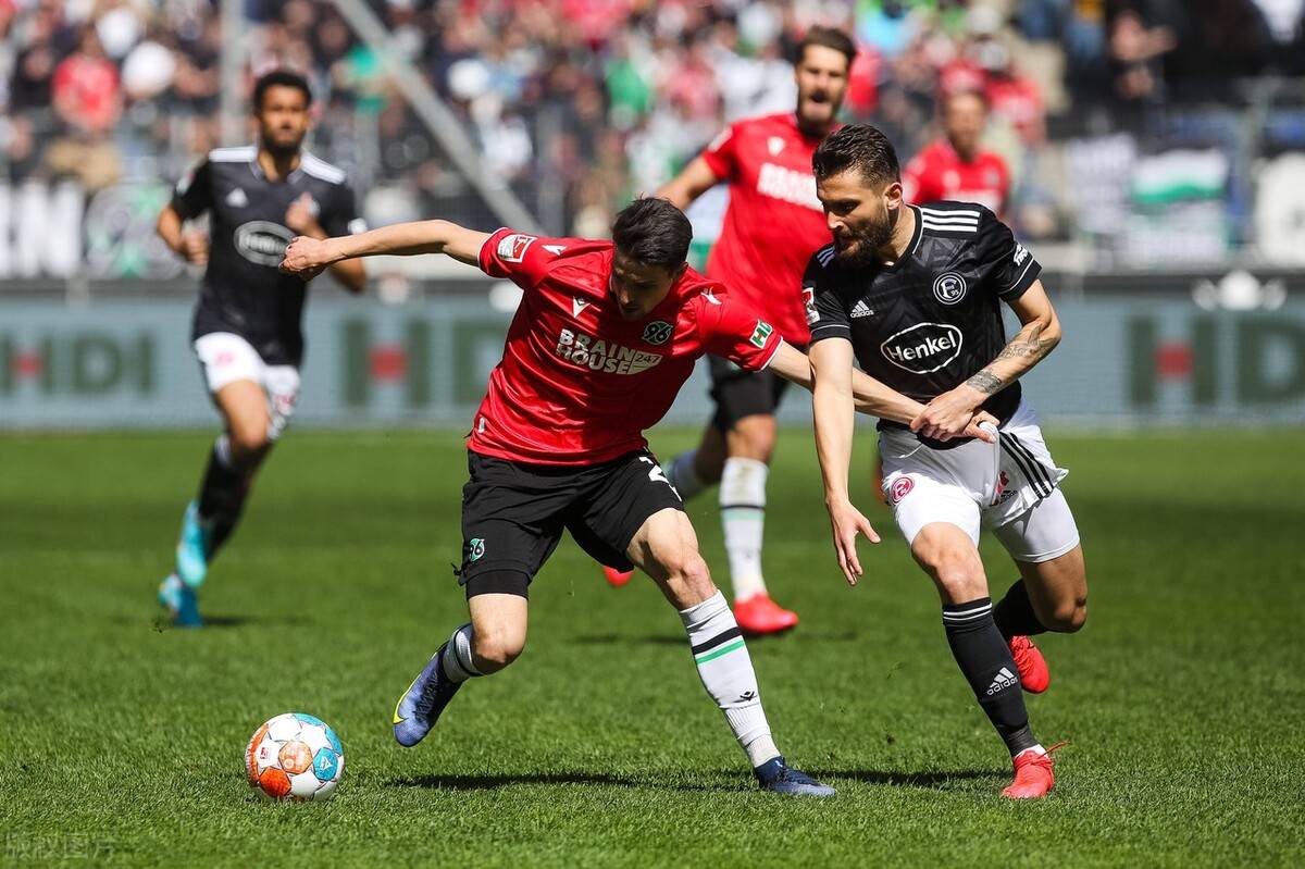 包含汉诺威客场对阵法兰克福，双方积分激烈争夺的词条