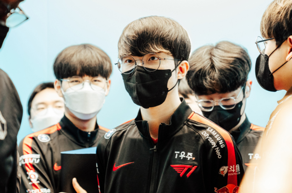 关于劲旅争夺胜利，场上悬念重重，胜负难料的信息