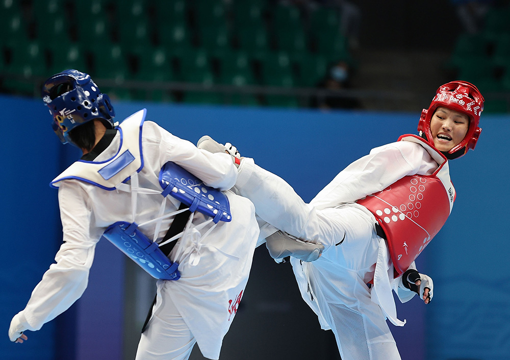 波兰选手在跆拳道比赛中击败对手 波兰选手在跆拳道比赛中击败对手