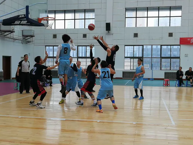 甘肃篮球队员顽强拼搏,为胜利努力 甘肃篮球队员顽强拼搏,为胜利努力