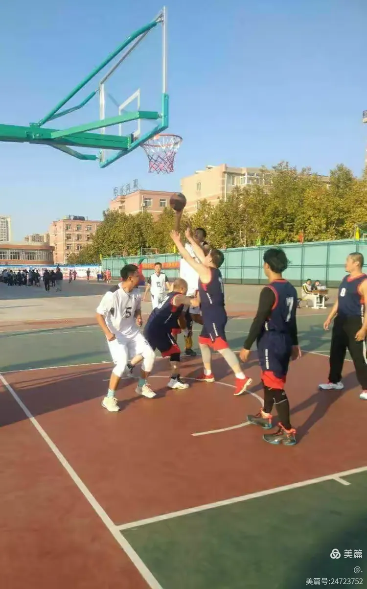 甘肃篮球队员顽强拼搏,为胜利努力 甘肃篮球队员顽强拼搏,为胜利努力